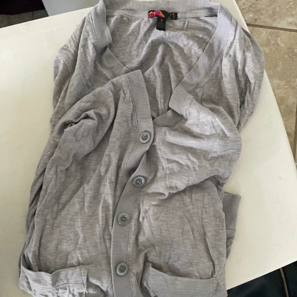 Gray Small sweater w/ front pockets